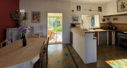 La Boissetane, Provencal house with swimming pool and garden, at the foot of the Luberon mountains