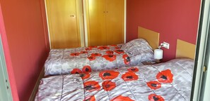 2 chambres, fer et planche à repasser, Wi-Fi, draps fournis