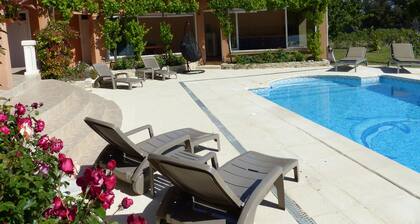 Sehr schöne Villa mit Pool und angrenzendem Apartment mit 1 Schlafzimmer in den Uchaux-Bergen