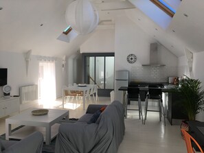 TV - Apartment with small garden in stone house (Arradon)