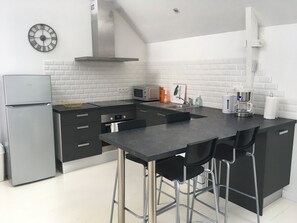 Geladeira, micro-ondas, fogão, cooktop