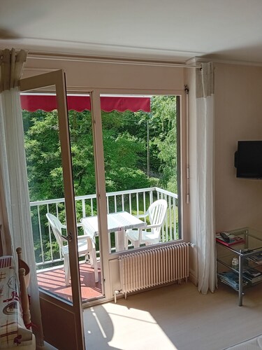 charmantes F1-Apartment in einer komfortablen Residenz, ideal für Wellness und Urlaub.