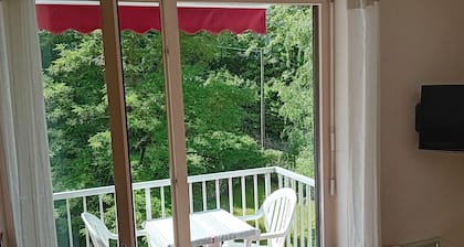 charmantes F1-Apartment in einer komfortablen Residenz, ideal für Wellness und Urlaub.