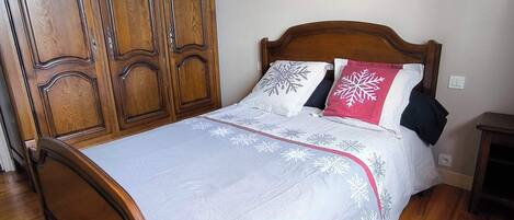 2 quartos, ferros/tábuas de passar roupa, berço de viagem, roupa de cama