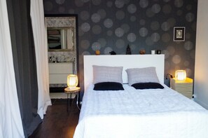 4 slaapkamers, een strijkplank/strijkijzer, internet, beddengoed