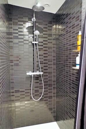 Bathtub, hair dryer, towels