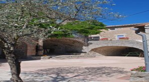 Property grounds - Charming comfortable stone cottage, swimming pool, playground, tennis court (Joyeuse)