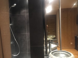 Douche, sĂšche-cheveux, serviettes fournies