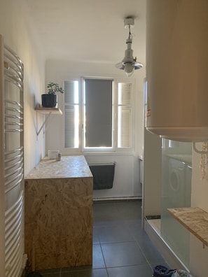 Douche, sĂšche-cheveux, serviettes fournies, papier toilette