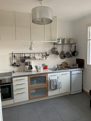 Réfrigérateur, four, plaque de cuisson, lave-vaisselle