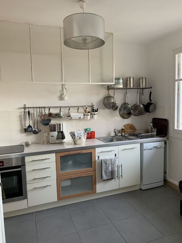 Réfrigérateur, four, plaque de cuisson, lave-vaisselle