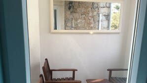 A room with a stone wall, a wooden bench, and a table. - PRVINSKI AKVAREL, large renovated fisherman's house adapted for disabled visitors  (Prvić Luka)