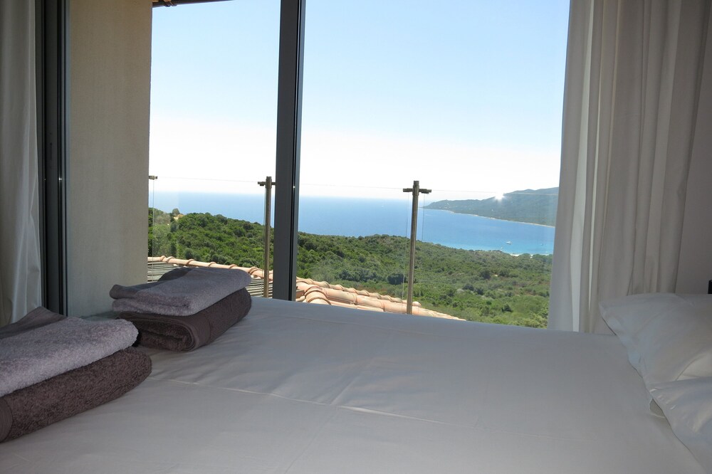 Apartment 4 to 5 people with pool access sea view South Corsica