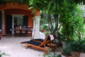 تناول الطعام بالخارج