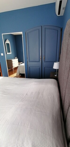 3 bedrooms, desk, iron/ironing board, travel cot