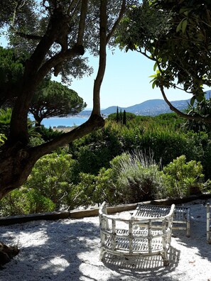 Property grounds - rental house with pool near beach shaded garden (La Croix-Valmer)