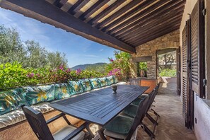 Outdoor dining - rental house with pool near beach shaded garden (La Croix-Valmer)