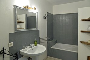 Combined shower/bathtub, hair dryer, towels