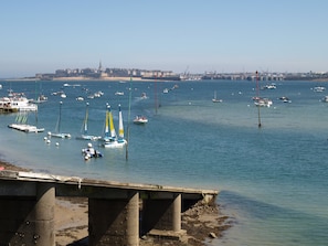 Beach nearby - T2 in the center of Dinard with courtyard and private parking (Dinard)