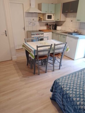 Fridge, microwave, oven, stovetop - T2 in the center of Dinard with courtyard and private parking (Dinard)