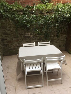 Outdoor dining - T2 in the center of Dinard with courtyard and private parking (Dinard)