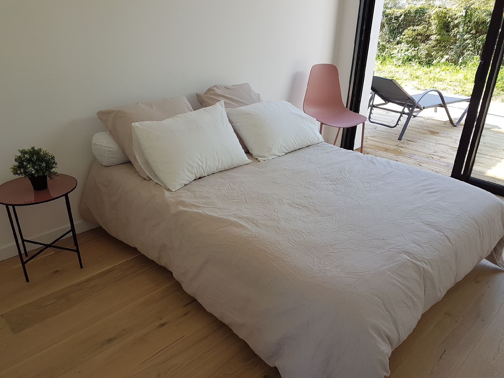 400 m from the beach, single storey house open on enclosed garden