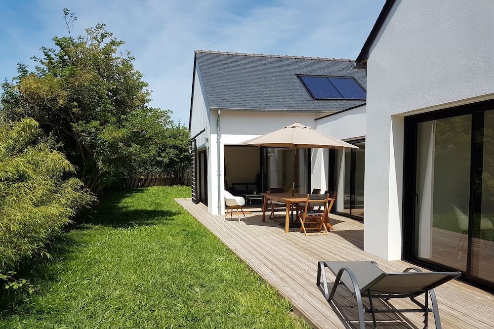 400 m from the beach, single storey house open on enclosed garden