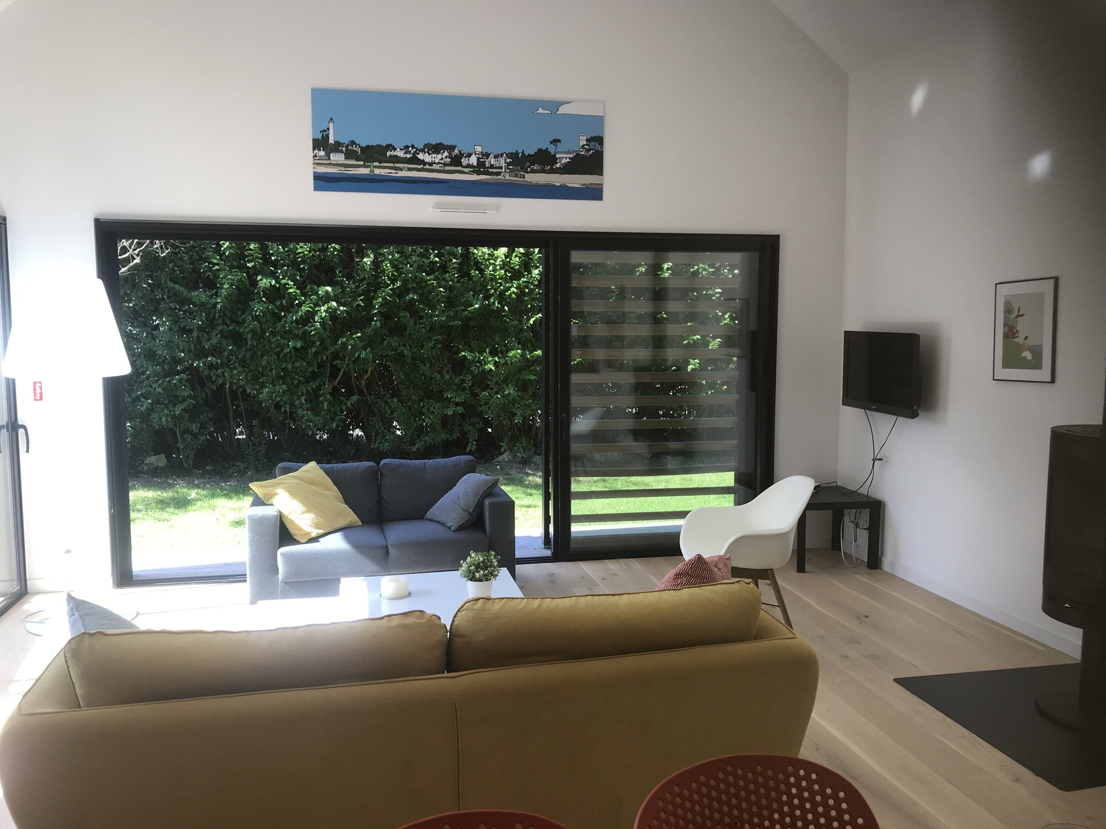 400 m from the beach, single storey house open on enclosed garden