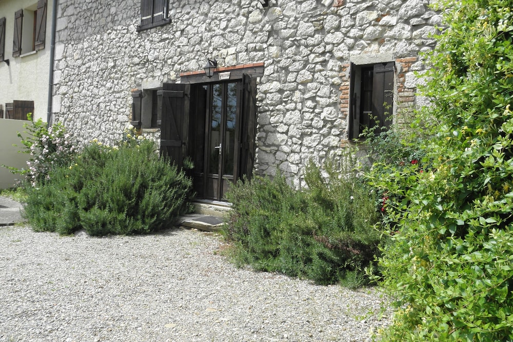 Large gîte surrounded by nature