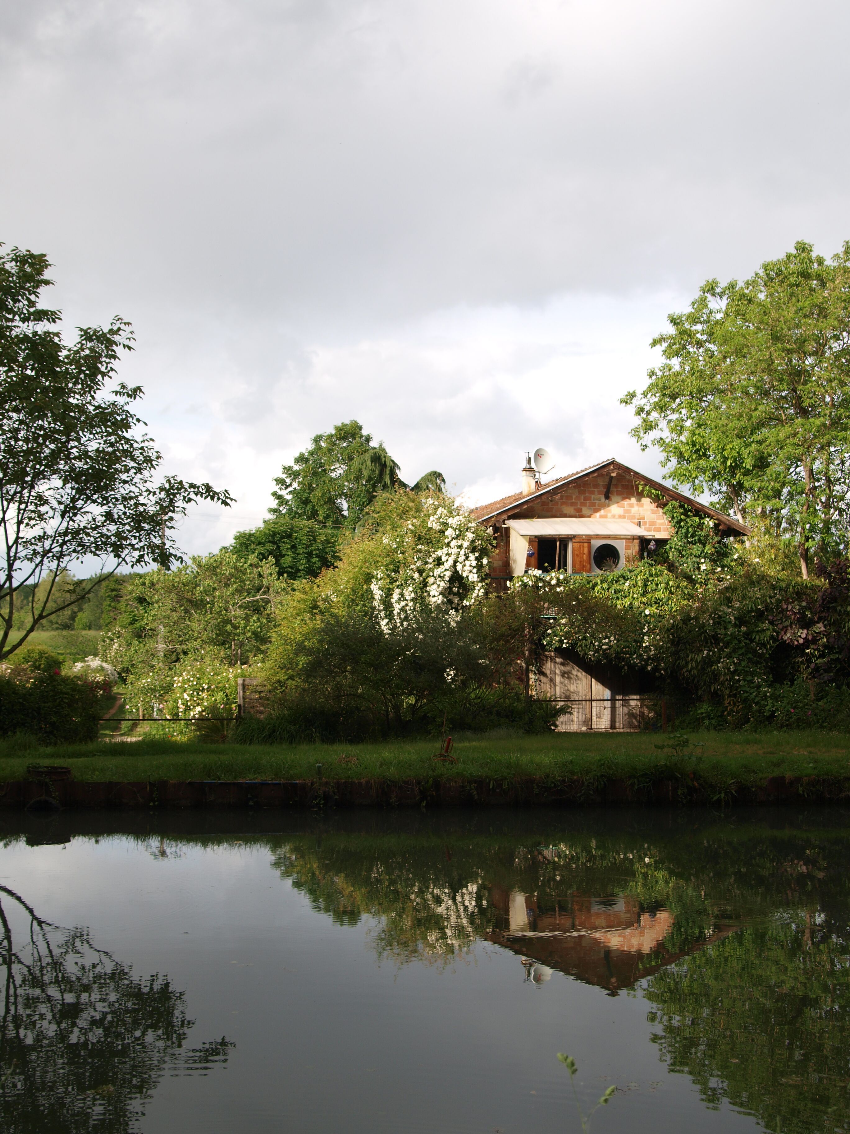 Eco cottage "In the Garden" at the edge of the side channel of the Garonne and the greenway