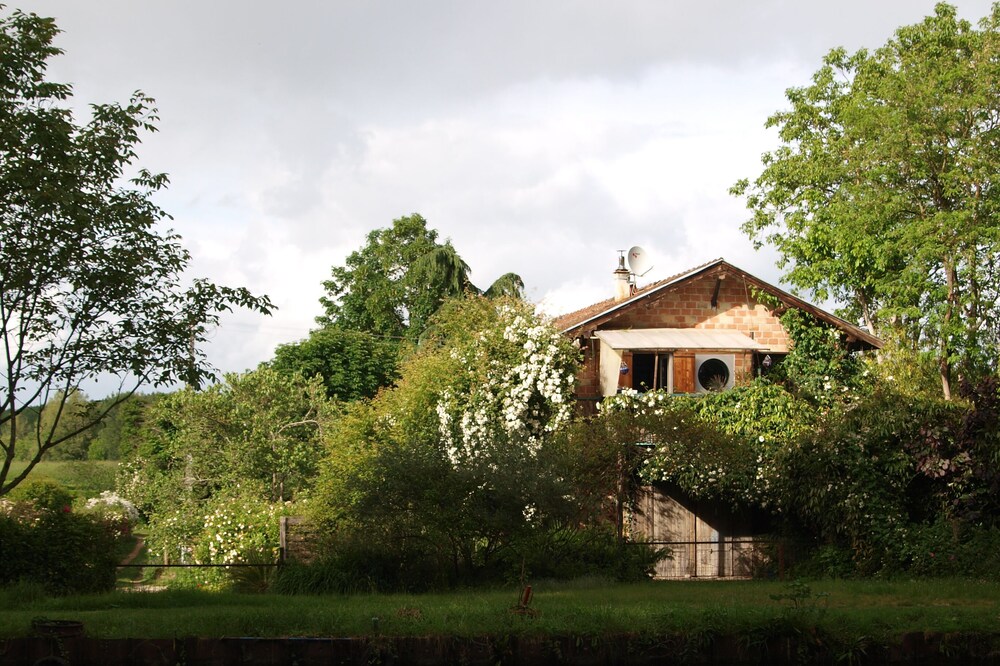 Eco cottage "In the Garden" at the edge of the side channel of the Garonne and the greenway