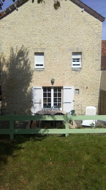 ArriĂšre de la maison vu du jardin
