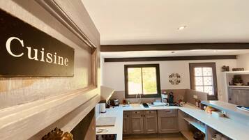 Een koelkast, een microgolfoven, een oven, een kookplaat