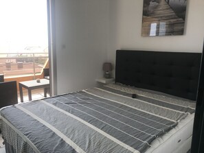 2 bedrooms, iron/ironing board, bed sheets