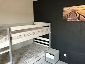 2 bedrooms, iron/ironing board, bed sheets