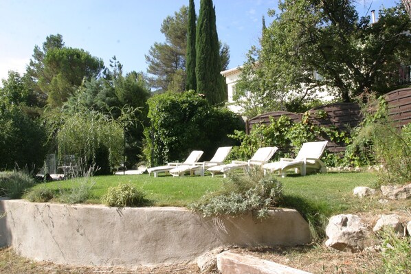 المنطقة المحيطة بالمنشأة