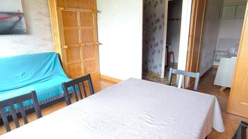 2 habitaciones, tabla de planchar con plancha y ropa de cama