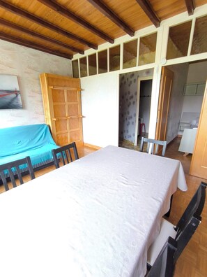 2 bedrooms, iron/ironing board, bed sheets