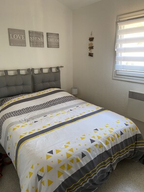 2 bedrooms, desk, iron/ironing board, travel crib - Pavilion in the pine forest near the beaches  (Lacanau Océan)