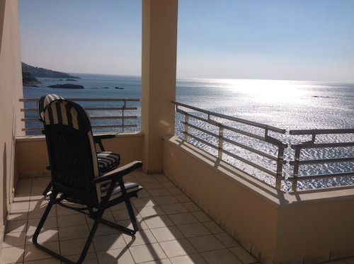BEL APPARTEMENT SUPERBE TERRASSE  VUE MER EXCEPTIONNELLE PLAGE ROSESCANYELLES   