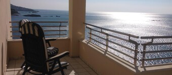 BEL APPARTEMENT SUPERBE TERRASSE  VUE MER EXCEPTIONNELLE PLAGE ROSESCANYELLES   