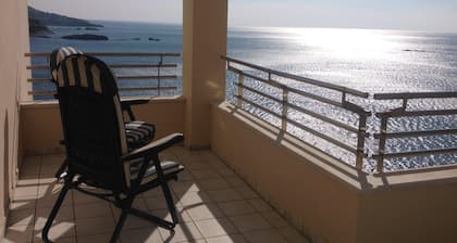 Kaunis huoneisto terassi meren rannalla ROSAS