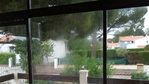 Un balcón con vistas a una zona residencial, con casas y áreas verdes.