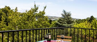 House with views, haven of peace, 2 steps from the center of Céret. 4 to 6Pers