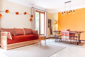 Smart TV, fireplace, ping pong, books