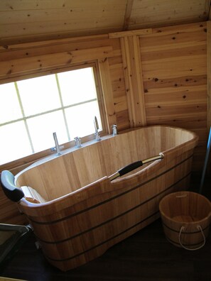 Bathtub, toilet paper