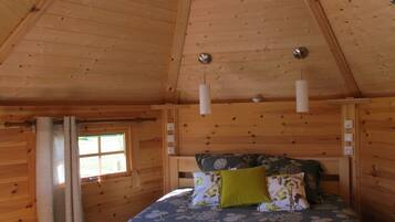 1 bedroom, bed sheets