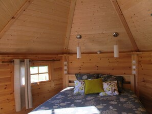 1 bedroom, bed sheets