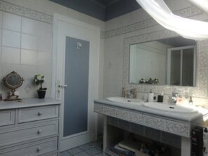 Shower, hair dryer, towels