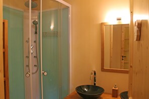Douche, sèche-cheveux, serviettes fournies, papier toilette